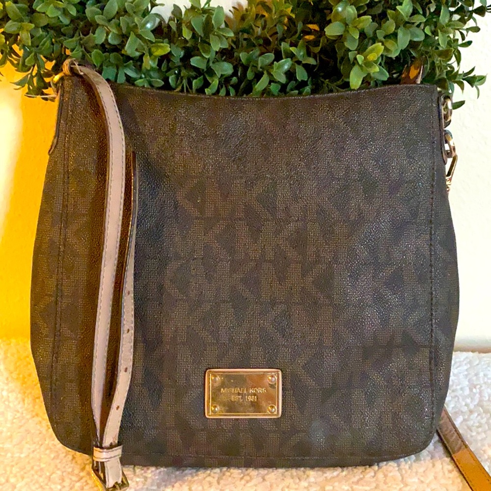 MICHAEL KORS MESSENGER BAG